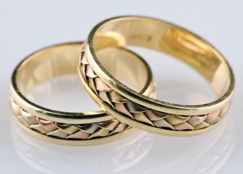 Где найти обручальные кольца из белого золота в Москве?